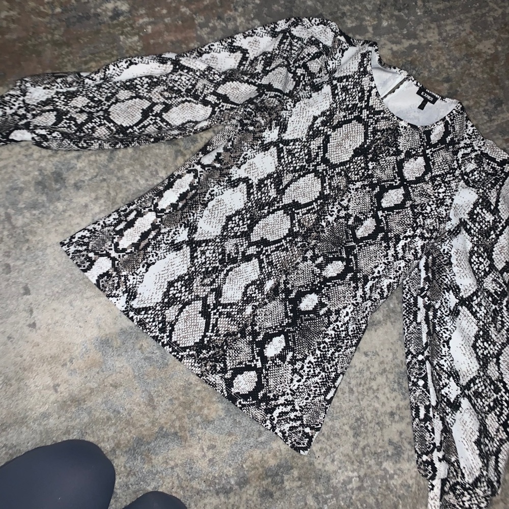 Puffy shoulder snake skin top